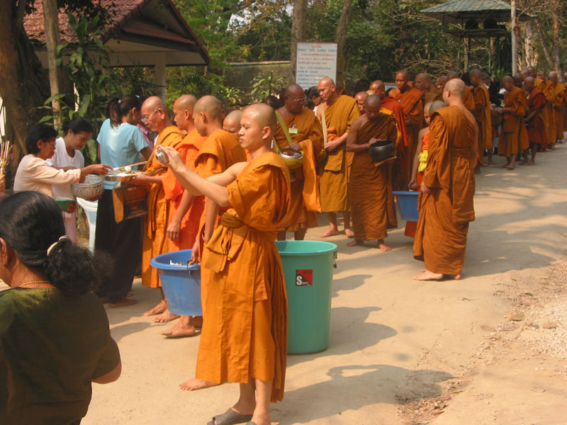Processie van Mmonniken in Chiang Saen 1