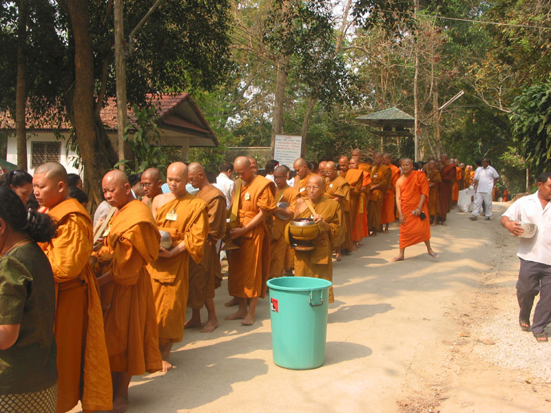 Processie van monniken bij Chiang Saen 4
